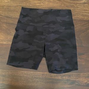 Lululemon Wunder Train Hi-Rise Shorts sz 8 Heritage Camo 365 Deep Coal Multi